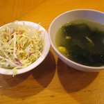 川菜館 - セットのサラダとスープ。