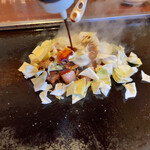 Shichigosan - トンテキ、キャベツ、トンテキソース絡めて食べる。焼きそば投入したくなる味わい・・・。