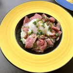 ラ リベルラ ドーロ - 黒毛和牛ローストビーフとガーリックライス、温玉乗せ