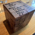 ぱいつぼおる - メニューはサイコロ状の木に描く独特なスタイル