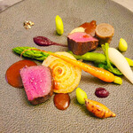 スープとカレー ボンジョルネ - ●ヴィアンド（肉のメイン）
      鹿肉のポワレ  
      
      丁寧な仕事ぶりが伺える鹿肉の火入れ具合