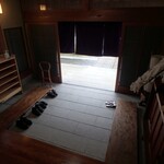 閑祥庵 禅紫 - 入口付近　　靴はここで脱ぐ
      女将さんが靴を片付け、帰るときは出される
