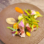 スープとカレー ボンジョルネ - ●前菜
      水茄子と炙りあじ、ホタルイカのサラダ
      セルバチコ（野生のルッコラ）・海ぶどうを乗せて
      ナスのピュレ・パプリカのピュレ  人参&りんごソース