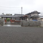 閑祥庵 禅紫 - 駐車場から門と店舗外観を撮影