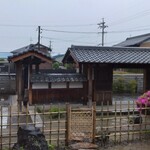 閑祥庵 禅紫 - 建物内から門を撮影