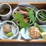 閑祥庵 禅紫 - ○細モズク○鰆の幽庵焼き（▶焼き物）
      ○ミョウガの酢漬け○出汁焼卵
      ○京三菜のお浸し○そら豆とおから○あさり真丈の五色揚げ