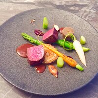 スープとカレー ボンジョルネ - ●ヴィアンド（肉のメイン）
                    鹿肉のポワレ  ビーツのピュレ  胡椒の効いた赤ワインソース
                    アスパラガス、和風に炊いたサルフィシ、姫人参、姫大根、新玉ねぎ、アピオス