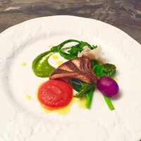 スープとカレー ボンジョルネ - ●ポワソン（魚のメイン）
                      イサキのポワレ
                      トマトソースとほうれん草ソース
                      花びらたけ、カブの菜花、ゼンマイ、ラディッシュ