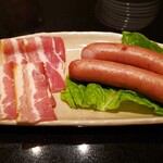 焼肉ステーキ あつし - 自家製牛タンウィンナーとスモークベーコンの盛り合わせ【コース】