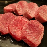 焼肉ステーキ あつし - 手前：コースの上タン【コース】、奥が超厚切りタン【アラカルト】