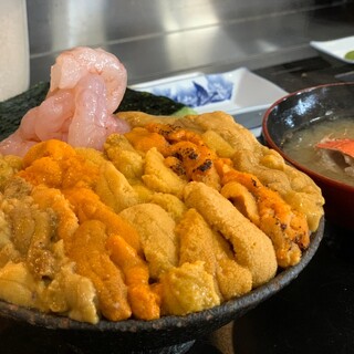 名物「最高級うに5種の食べ比べ丼」は、贅沢で大満足な一杯♪