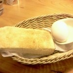 コメダ珈琲店 - ４枚切りの厚めのトーストのハーフサイズとゆで卵。朝は無料で付けることができます。