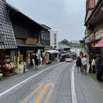 近江屋 - 参道の上から