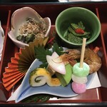 Sankei No Yado Ryuusen - 賑やかな前菜。蕨やこごみ。蟹松風に蕗味噌。などなど。