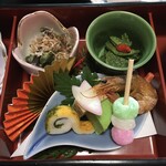 山景の宿 流辿 - 賑やかな前菜。蕨やこごみ。蟹松風に蕗味噌。などなど。