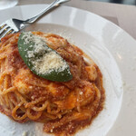 173661676 - パスタAのモッツァレラチーズの入ったバジリコとトマトソースのスパゲッティ