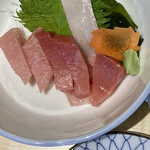 個室居酒屋 讃岐海鮮料理 すけ成 - まずはマグロの刺身　白い切身はイカじゃない。