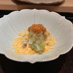 ぬま田 - 蟹とうるい
            上から内子　身とうるいの間には蟹味噌　
            周りの黄色は固めて薄くスライスしたもの