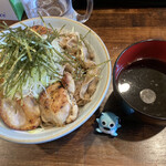 Nikusobasemmontembokugabokudearutamenitsu - 肉そば、肉3倍牛鶏合い盛り