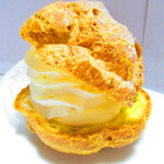 Fujiya - 窯焼きダブル生シュークリーム　２９９円→　２００円（税込）横から【２０２２年４月】