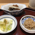 礒田 - 更にご飯を美味しくする　牛時雨煮　ちりめん雑魚　香のもの