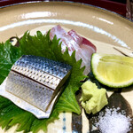 礒田 - 明石の鯛と天草の小肌のお造り　旨い小肌も食べられるとは…