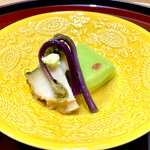 礒田 - 蒸し鮑　うすい豆豆腐　わらび　この彩りとその旨さ　