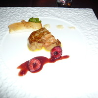 RISTORANTE OZIO - フォアグラのソテー リンゴと根セロリのクロスティーノ
                木苺と赤ワインのソースで