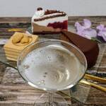 ウィーンの森 コンディトライ - スパークリングと一緒に頂きました。