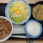 松屋 - 牛丼ミニサイズに生野菜サラダ&生卵をつける。サービスの味噌汁は嬉しいポイント。