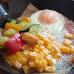 宮田屋 - スキレット目玉焼き