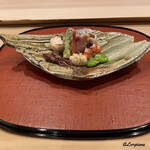 御料理 寺沢 - 一寸豆蜜煮､鯛の子､蛍烏賊の木の芽焼､車海老のキャビア載せ､鯨の畝須の自家製鯨ベーコン､甘海老海鼠腸和え､薑､楤の芽天ぷら､幸神目抜炭火焼