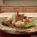 御料理 寺沢 - 一寸豆蜜煮､鯛の子､蛍烏賊の木の芽焼､車海老のキャビア載せ､鯨の畝須の自家製鯨ベーコン､甘海老海鼠腸和え､薑､楤の芽天ぷら､幸神目抜炭火焼