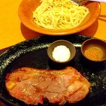 Saizeriya - ラムステーキ1000円とペペロンチーノ300円。