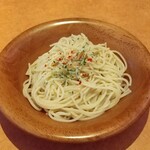 サイゼリヤ - ペペロンチーノ300円。おやつ感覚ですね(^_^;)