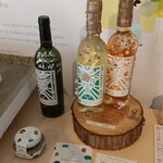 南三陸ワイナリー - 海中熟成ワインのサンプルとサイン入りボトル