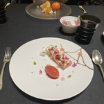 ガストロノミー ジョエル・ロブション - Le Chocolat Ivoire en fine coque garnie d’un méli-mélo de fruits rouges au doux parfum d’Amaretto, sorbet Amaou