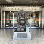 巴裡 小川軒 - 「入り口にこんな子が！」『なんでオイラがココにいるかって？オイラだってわかんねぇよ。他をあたっておくれよ』
      