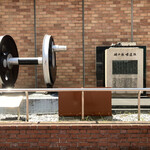 巴裡 小川軒 - 横を見ると電車の車輪が。鉄成分が少なめだけどキライじゃない私。通常運転なら石碑をチェックしていくけど、今はケーキを現地で食べちゃうぜしか考えられない。私の脳は前頭葉、左脳、右脳などなく脳だけなのでは？