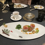 ガストロノミー ジョエル・ロブション - Le Pigeon Bressan et le foie gras cuits à la vapeur au chou vert accompagnés d’un bouillon de petites ravioles