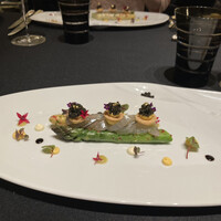 ガストロノミー ジョエル・ロブション - L’Asperge pochée et tresse de sayori fumé avec une sauce crèmeuse agrémenté de caviar Imperial de Sologne