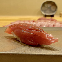 恵比寿 えんどう - まぐろ 赤身漬け　塩釜の巻網　195kg
                    ご主人が目の前でさっと潜らせたまぐろの赤身、酸味も心地良く柔らかに赤身らしい味わい、シャリがまろやかに種に寄り添いとても美味しいです♪