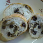 パン工房ナナ - 木の実パン、４４１円。　大きさの割には高いと思いますが、持ってみると４４１円の重みです！