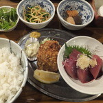 魚屋はちまき - ランチのメンチカツと刺身
