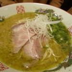 山形屋西洋酒場 - バジル豚骨ラーメン650円