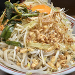 ラーメン二郎 - 小ぶた（980円）＋ネギ（100円）＋ニラキムチ（100円）＋汁なし（100円）、ニンニクコール