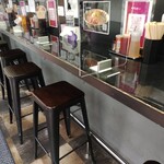 自家製麺 結び  - 店内カウンター