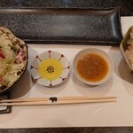 とんかつ マンジェ - サラダ、オリーブオイル、オリジナルソース、お漬物、白トリュフソルト