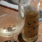 Kappou Shirako - 白ワイン（ハーフボトル）　よく冷えた白ワイン。信州塩尻の無添加ワインだとか。本当に白ぶどうの香りがグラスいっぱいに広がり、フルーティーな味わいです。オススメです