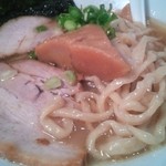 いつ樹 - 中太ウェーブ麺と三角メンマ・チャーシュー。メンマ美味しい♪